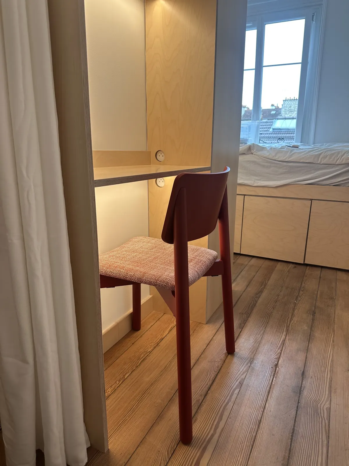 Bureau intégré à la menuiserie en bouleau avec chaise, parquet, chambre rénovée à Paris