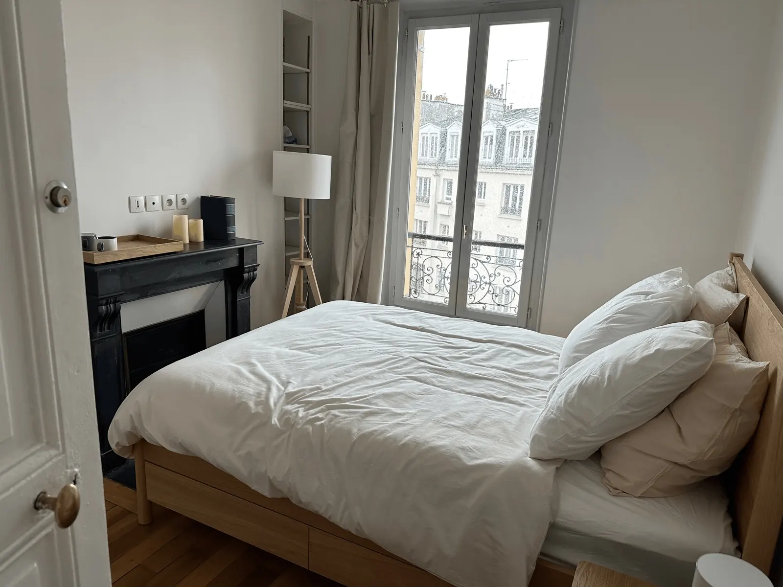 Chambre privée meublée avec cheminée ancienne et fenêtre sur l'avenue, Saint-Mandé
