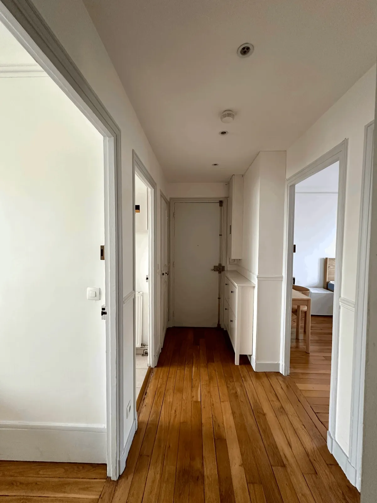 Couloir en parquet desservant les chambres de l'appartement de Saint-Mandé