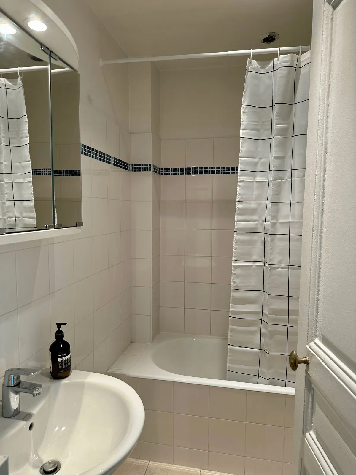 Salle de bain partagée avec baignoire-douche et lavabo, Saint-Mandé