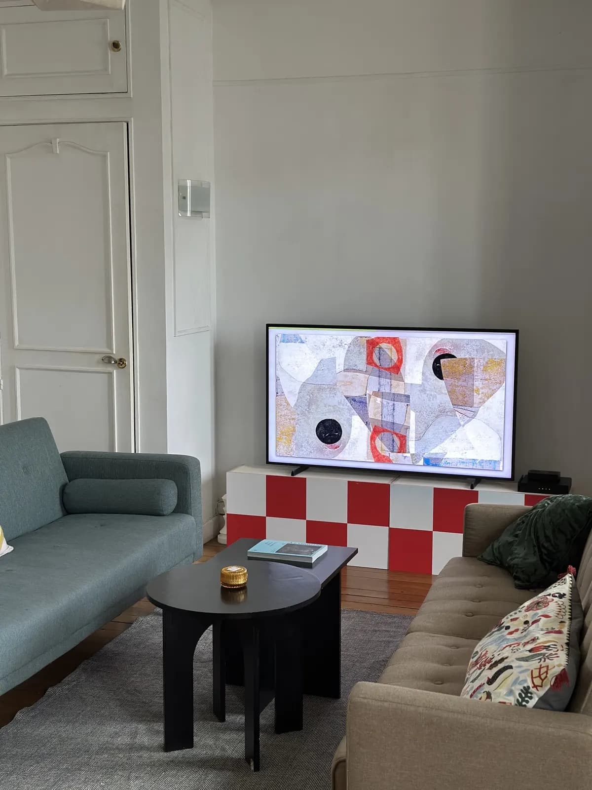 Séjour commun avec canapés et télévision, appartement partagé de Saint-Mandé